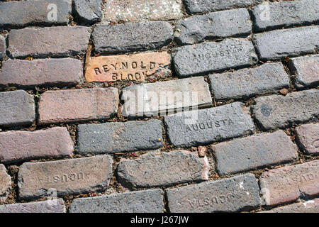 TAMPA, FLORIDE, États-Unis - 29 novembre 2003 : pavés de briques dans le centre de la vieille ville de la ville de Tampa, au Centro Ybor, Tampa, FL Banque D'Images