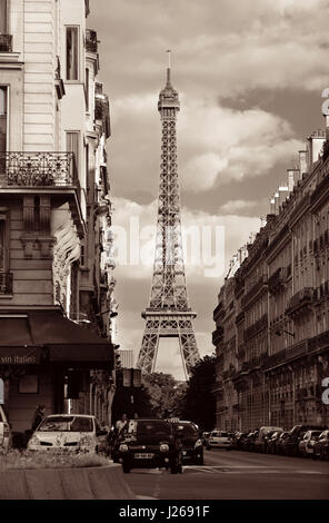 PARIS, FRANCE - Le 13 mai : Tour Eiffel et la rue le 13 mai 2015 à Paris. Avec la population de 2M, Paris est la capitale et la plus grande ville Banque D'Images