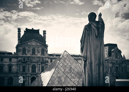 PARIS, FRANCE - Le 13 mai : Louvre avec statue libre vue extérieure le 13 mai 2015 à Paris. Avec plus de 60 000 m² d'espace d'exposition, le Louvre est l'bigges Banque D'Images