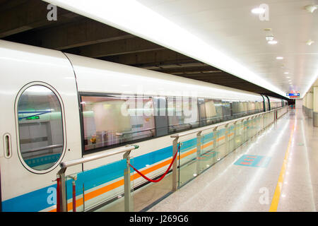 Décoration moderne train à un train vide staition Banque D'Images