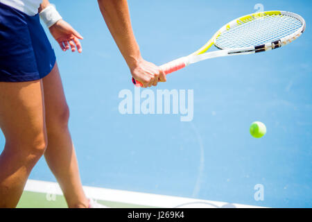 Belle tennis player desservant piscine Banque D'Images