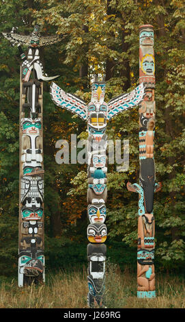 Les totems indiens dans le parc Stanley à Vancouver, Canada. Banque D'Images