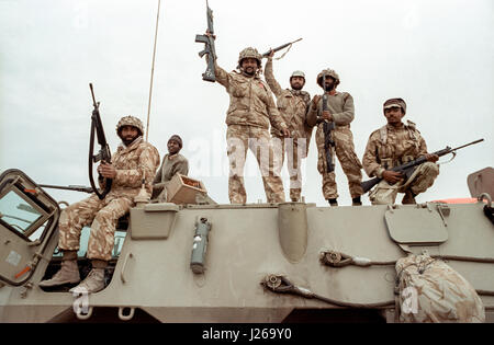 Les soldats de la Garde nationale saoudienne célébrer après avoir dirigé les forces de la coalition dans la récupération de la ville après la bataille de Khafji, 1 février 1991 dans la ville de Khafji, l'Arabie Saoudite. La bataille de Khafji a été la première grande mobilisation de masse de la guerre du Golfe à l'aide d'American Airpower et réservoir du Qatar et l'Arabie saoudite des bataillons de la Garde nationale sur le terrain. Banque D'Images