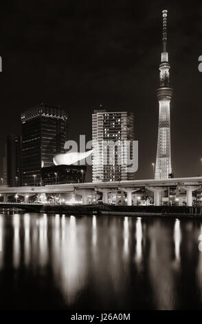 TOKYO, JAPON - 15 MAI : Skytree la nuit car la ville monument le 15 mai 2013 à Tokyo. Tokyo est la capitale du Japon et la plus populeuse metropolita Banque D'Images