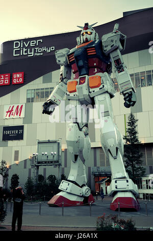 TOKYO, JAPON - 15 MAI : Giant Robot Gundam Statue à Divercity le 15 mai 2013 à Tokyo. Tokyo est la capitale du Japon et la plus populeuse metropolit Banque D'Images