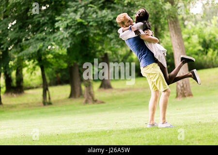 Portrait d'un couple heureux de danser et s'étreindre dans un parc en plein air Banque D'Images