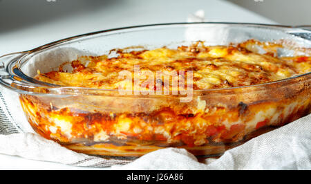 Moussaka à la grecque avec les aubergines, la viande hachée et de pommes de terre. Banque D'Images