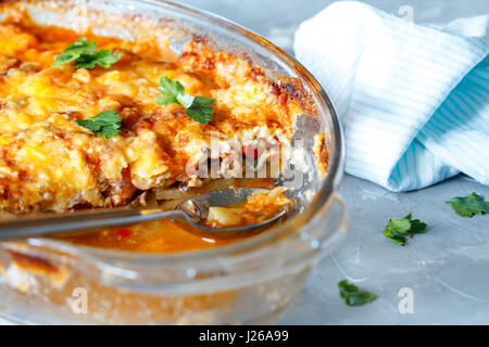 Moussaka à la grecque avec les aubergines, la viande hachée et de pommes de terre. Banque D'Images