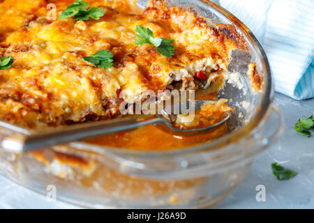 Moussaka à la grecque avec les aubergines, la viande hachée et de pommes de terre. Banque D'Images