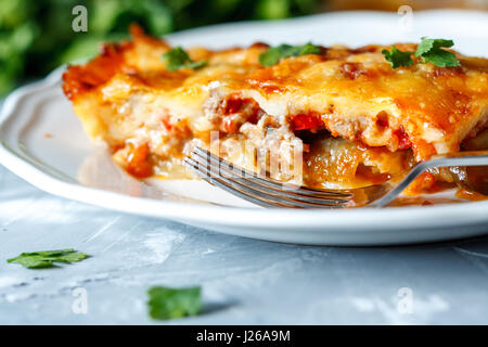 Moussaka à la grecque avec les aubergines, la viande hachée et de pommes de terre. Banque D'Images