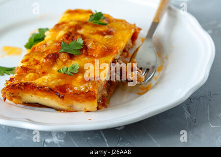 Moussaka à la grecque avec les aubergines, la viande hachée et de pommes de terre. Banque D'Images