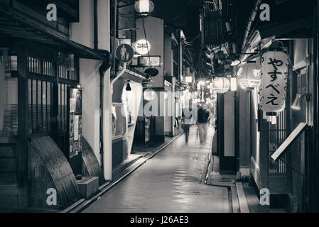 KYOTO, JAPON - 18 mai : la vue de la nuit de la rue le 18 mai 2013 à Kyoto. Ancienne capitale impériale du Japon depuis plus de mille ans, il a le nom Banque D'Images