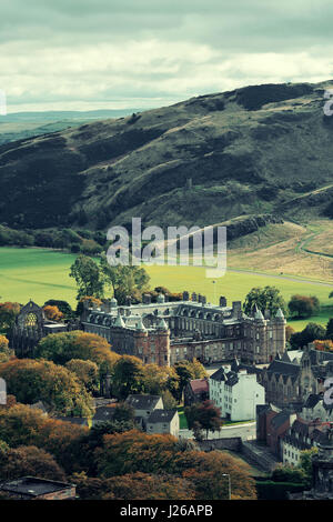 La ville d'Edinburgh et montagne vue de Calton Hill. United Kingdom. Banque D'Images