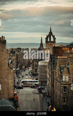 EDINBURGH, UK - OCT 8 : vue sur le toit de la rue le 8 octobre 2013 à Édimbourg. Comme la capitale de l'Écosse, il est le plus grand centre financier après Banque D'Images