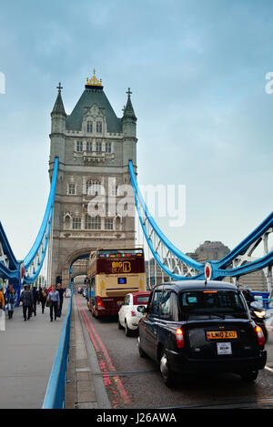 Londres, UK - OCT 25 : Tower Bridge auprès des touristes et de la circulation le 25 septembre 2013 à Londres, au Royaume-Uni. C'est l'une des architectures emblématiques de Londres et o Banque D'Images