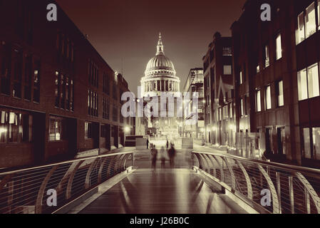 La Cathédrale St Paul à Londres la nuit Banque D'Images