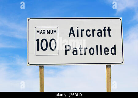 Libre d'un avion patrouillait signe avec limite de vitesse. Banque D'Images