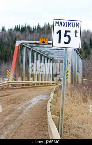 Restriction de poids maximum sur un pays pont. Banque D'Images