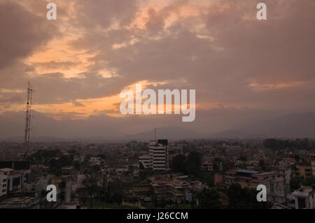 Beaucoup de couleur ici dans ce ciel au-dessus de la ville de Katmandou pendant le coucher du soleil Banque D'Images