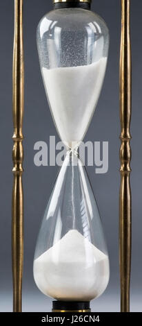Temps de sablier avec du sable qui coule. Banque D'Images