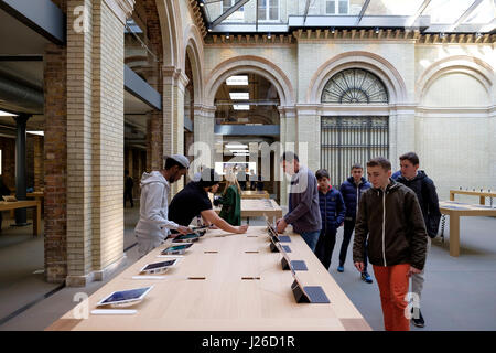 La navigation des clients les produits Apple à l'Apple Store situé sur Covent Garden, Londres, Angleterre, Royaume-Uni, Europe Banque D'Images