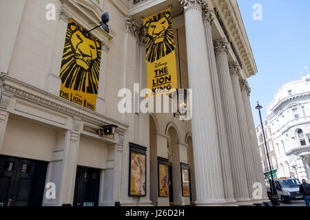 Bannières publicitaires Le Roi Lion comédie musicale au Lyceum Theatre de Londres, Angleterre, Royaume-Uni, Europe Banque D'Images