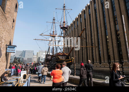 Full Size replica of the Golden Hinde, le premier vaisseau anglais de faire le tour du monde. Londres, Angleterre, Royaume-Uni, Europe Banque D'Images