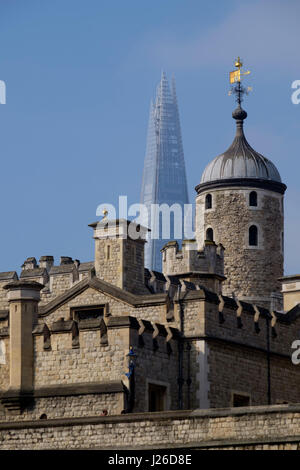 Tour de Londres avec le tesson gratte-ciel en arrière-plan, Londres, Angleterre, Royaume-Uni, Europe Banque D'Images