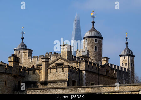 Tour de Londres avec le tesson gratte-ciel en arrière-plan, Londres, Angleterre, Royaume-Uni, Europe Banque D'Images