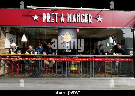 Pret A Manger fast food restaurant des passants à Londres, Angleterre, Royaume-Uni, Europe Banque D'Images