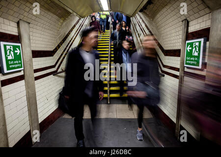 Les gens marche rapide pendant les heures de pointe à une station de métro à Londres, Angleterre, Royaume-Uni, Europe Banque D'Images