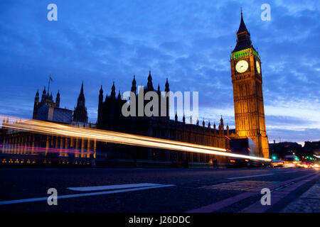 Les sentiers de la lumière de phares de voitures passant à côté des chambres du Parlement et le Big Ben à Londres, Angleterre, Royaume-Uni, Europe Banque D'Images