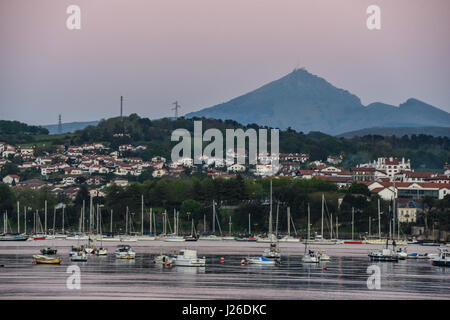 Hondarribia est une ville située sur la rive ouest de la rivière Bidasoa, dans la bouche de Gipuzkoa, dans le Pays Basque, Espagne. La ville frontière côté de france Banque D'Images