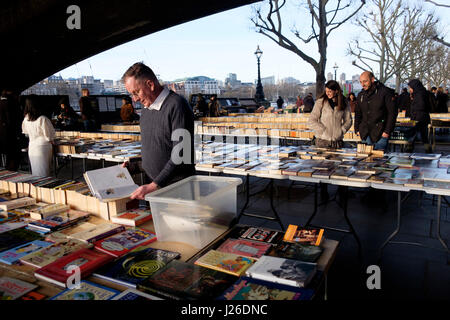 Man reading a book au marché du livre southbank centre à Londres, Angleterre, Royaume-Uni, Europe Banque D'Images