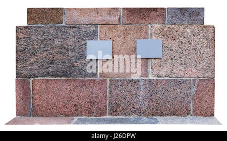 La base d'un monument historique est fait de blocs de granit. Il y a deux plaques de métal avec l'information. isolated on white Banque D'Images