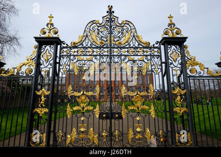 Portes en fer forgé du palais de Kensington, Londres, Angleterre, Royaume-Uni, Europe Banque D'Images