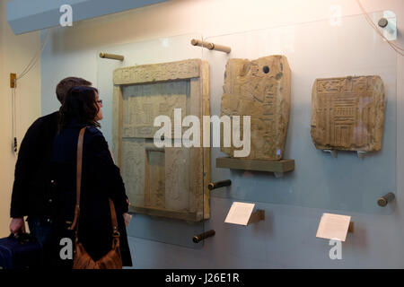Les personnes à la recherche de l'art égyptien au Musée britannique de l'intérieur, Londres, Angleterre, Royaume-Uni, Europe Banque D'Images