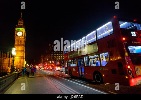 Bus 53 en passant le pont de Westminster vers le Big Ben et les chambres du Parlement la nuit, Londres, Angleterre, Royaume-Uni, Europe Banque D'Images