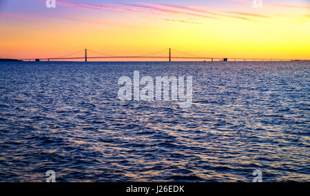 Vue panoramique du détroit de Mackinac et Mackinac Bridge dans le Michigan au coucher du soleil Banque D'Images