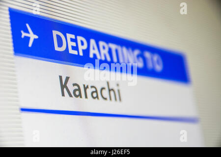 Écran d'ordinateur, close-up de l'état de vol au départ de Karachi, Pakistan Banque D'Images