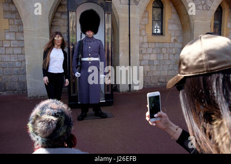 En tourisme une photo avec un imprimeur de la garde côtière en uniforme d'hiver au Château de Windsor, Angleterre, Royaume-Uni, Europe Banque D'Images