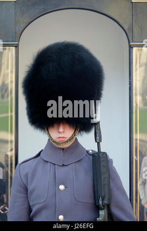 Imprimeur de la garde côtière en uniforme d'hiver au Château de Windsor, Angleterre, Royaume-Uni, Europe Banque D'Images