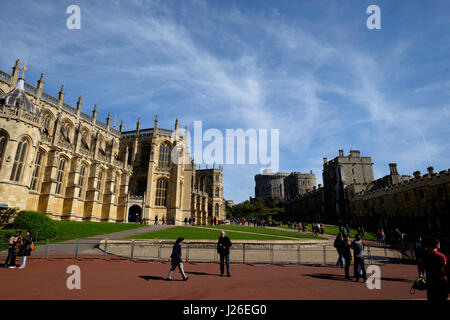 La chapelle St. George, Ward et tour ronde du château de Windsor, Windsor, England, United Kingdom Banque D'Images