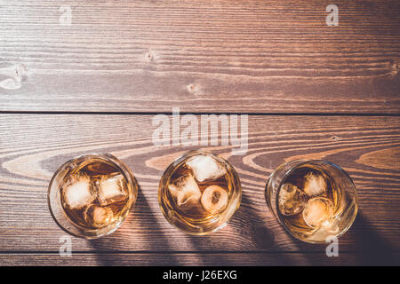 Verres de whisky sur une vieille table en bois Banque D'Images