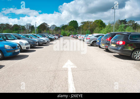 Flèche pointe tout droit à un l'extérieur de la ville parking park and ride, qui est pleine Banque D'Images