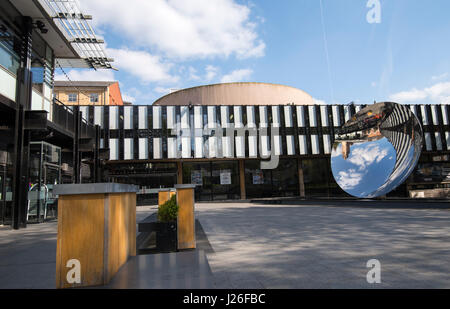 Le Nottingham Playhouse et Sky Mirror, Nottingham Nottinghamshire England UK Banque D'Images