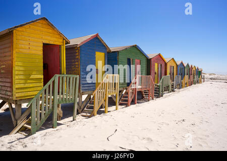 Ancien cabines colorées sur la plage à Muizenberg, en Afrique du Sud sur une journée ensoleillée. Banque D'Images