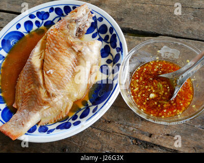 Tiapia du Nil à la vapeur fiah et Oreochromis niloticus mossambicus poissons avec sauce aux fruits de mer épicés dans un style thaï Banque D'Images