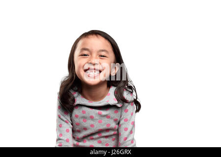 Smiling asian kid montrant sa dent manquante isolated over white background Banque D'Images