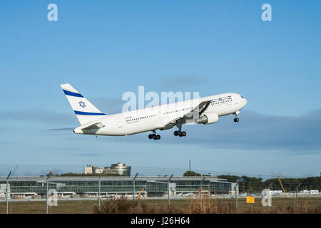 Ukraine BORISPOL, - 2 octobre 2011 : El Al 767 est l'avion de passagers décollant de l'aéroport au bleu ciel clair Banque D'Images